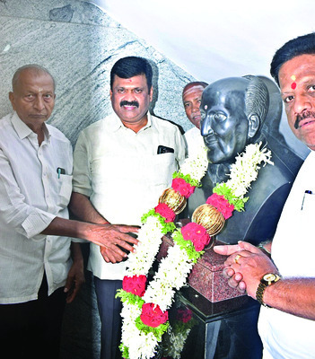 విత్తనాల కోసం రైతుల పడిగాపులు ●3