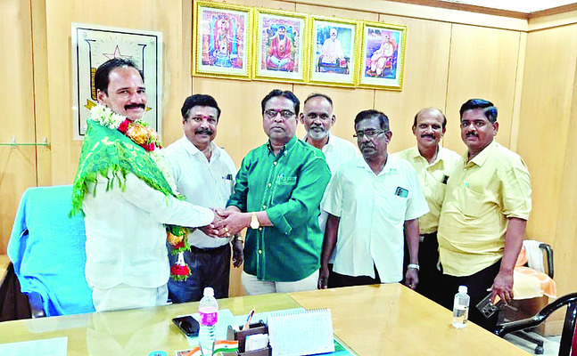 విత్తనాల కోసం రైతుల పడిగాపులు ●1