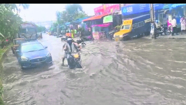 వర్షంతో రోడ్లన్నీ జలమయం 1