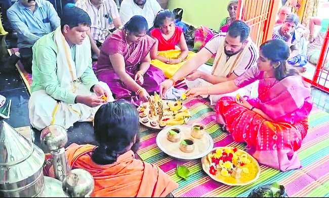 ప్రత్యేక పూజల్లో పాల్గొన్న శ్యామల 1