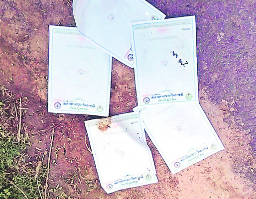 రోడ్డున పడిన సచివాలయ ధ్రువీకరణ పత్రాలు! 1