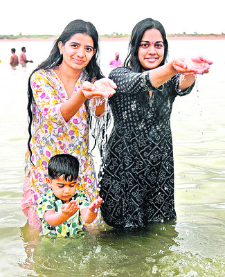 ప్రాణహిత పరవళ్లు.. కాళేశ్వరం విరాజిల్లు!1