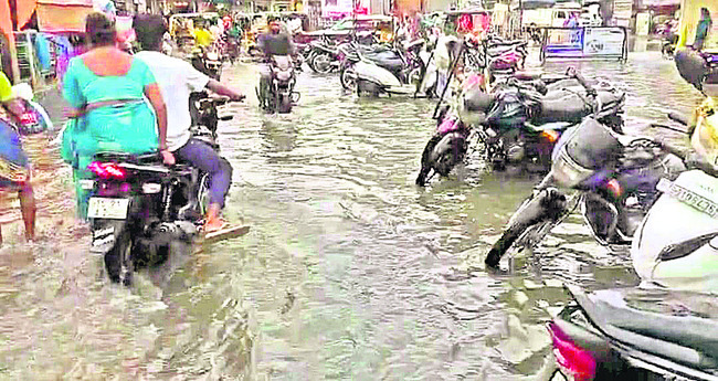 వర్షానికి లోతట్టు ప్రాంతాలు జలమయం1