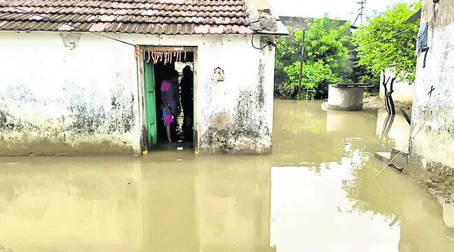 వర్షానికి లోతట్టు ప్రాంతాలు జలమయం2