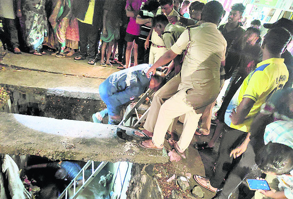 మ్యాన్హోల్లో పడిన వృద్ధుడు1