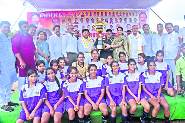చదువుతోపాటు క్రీడల్లోనూ రాణించాలి 2