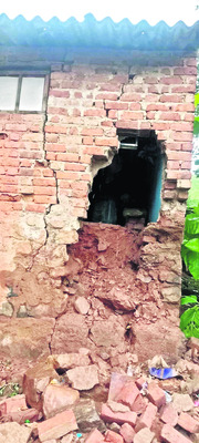 గొంతు కోసుకున్న ఏఎస్‌ఐ 
1