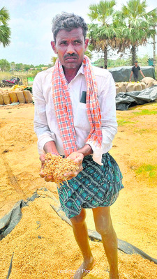 లారీలు రాక.. ధాన్యం కదలక1
