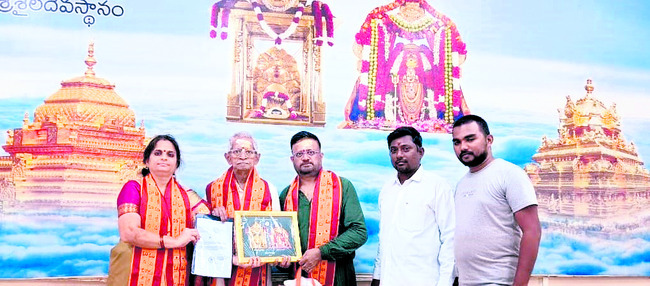 శ్రీశైల దేవస్థానానికి రూ.5లక్షల విరాళం 1