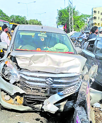 కృష్ణలంక హైవేపై ఘోర రోడ్డు ప్రమాదం 1
