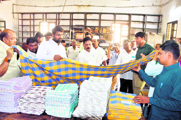 చేనేత కార్మికుల అభ్యున్నతికి కృషి 1