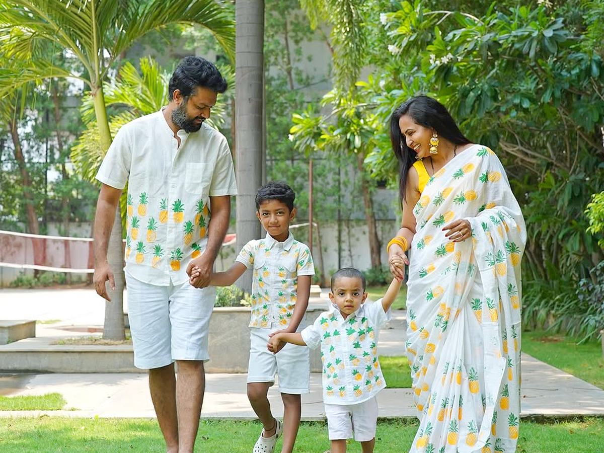 Anchor Lasya Shares Latest family Pictures on Social Media 7