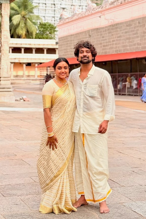 Hero Varun Sandesh Wife Vithika Sheru Visited Arunachalam Temple Photos3