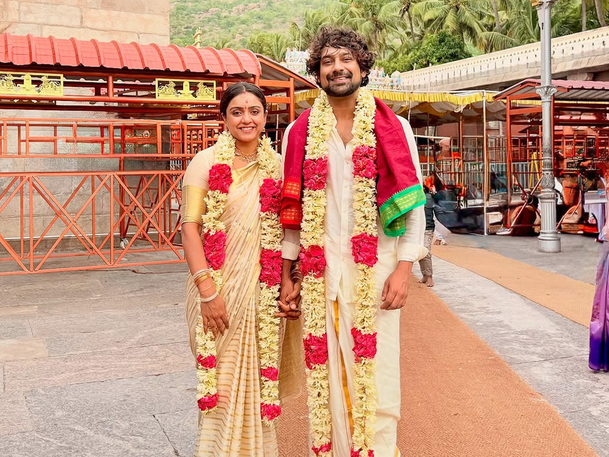 Hero Varun Sandesh Wife Vithika Sheru Visited Arunachalam Temple Photos1