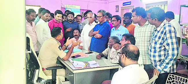 భగ్గుమన్న దళిత సంఘాలు1