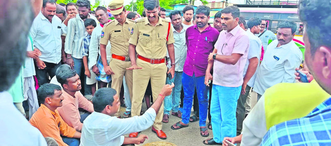 తడిసిన ధాన్యాన్ని కొనుగోలు చేయాలి 1