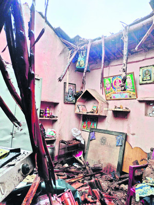 వర్షానికి కూలిన ఇల్లు1