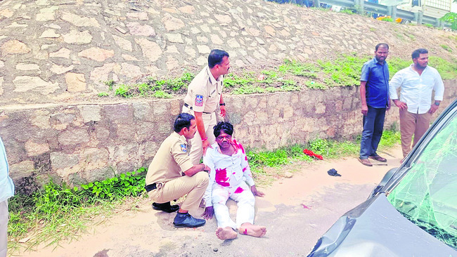 అదుపుతప్పి కారు బోల్తా
2