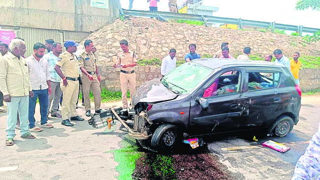 అదుపుతప్పి కారు బోల్తా
1