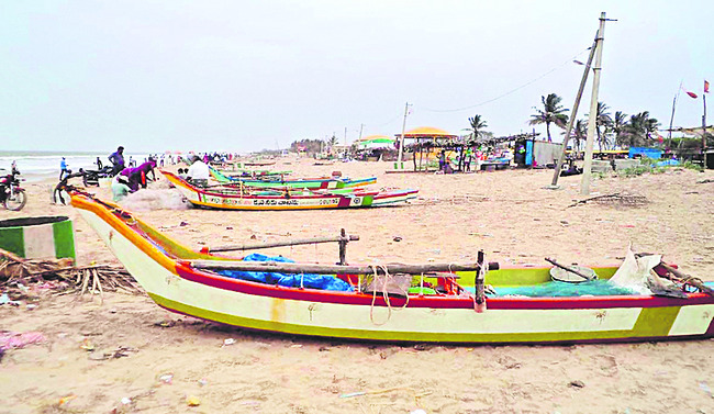 ఎగసి పడుతున్న అలలు 1
