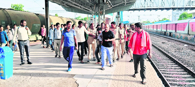 వల పన్ని.. పట్టుకున్నారు!1