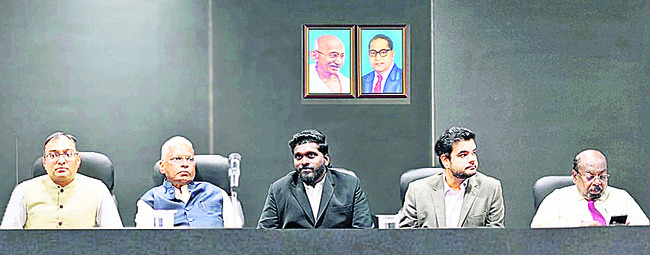మాస్క్ తప్పనిసరి కాదు
1