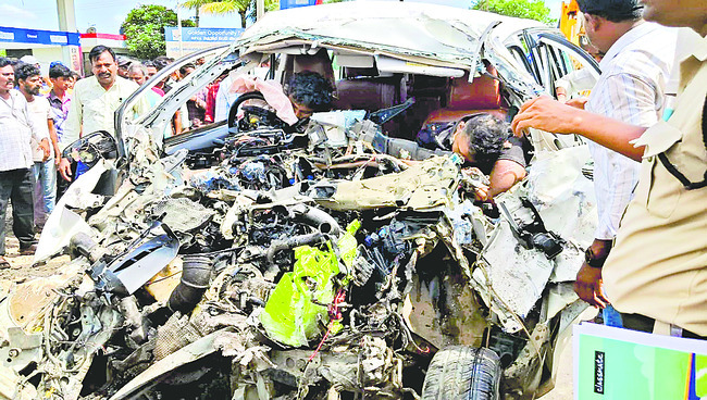 మృతదేహాలను వెలికితీసి1