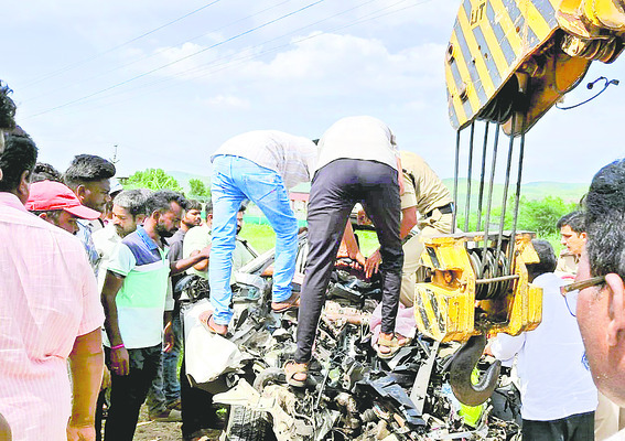 మృతదేహాలను వెలికితీసి2