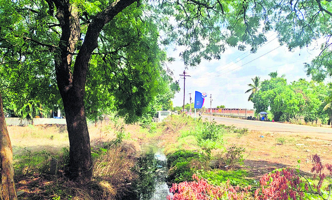 ఆక్రమణల ‘తమ్ముడు’..అడిగేవారే లేరు 1