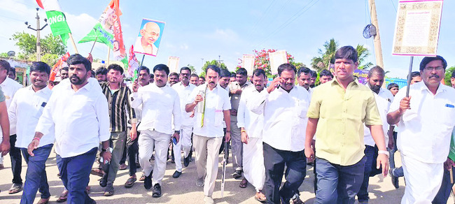 ఇంటర్ పరీక్షలకు44 మంది గైర్హాజరు
1