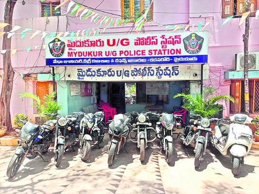 ఇద్దరు బైక్‌ దొంగల అరెస్టు 1