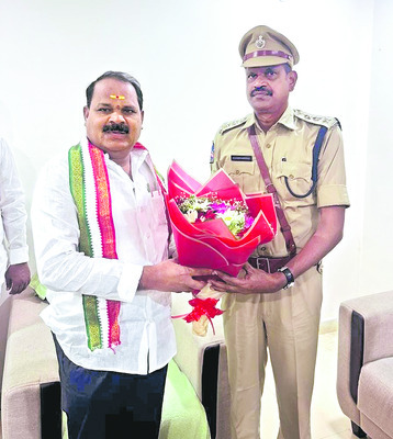 ఎమ్మెల్యేను కలిసిన ఏసీపీ
1