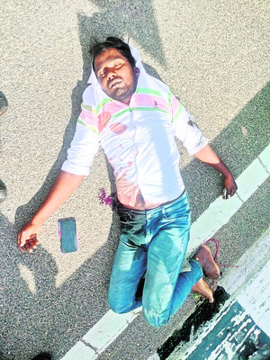 రోడ్డు ప్రమాదంలో యువకుడి మృతి 
1