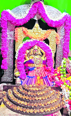 పైడితల్లి అమ్మవారికి స్వర్ణ పుష్పార్చన
1