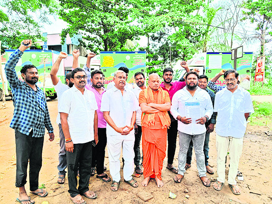 రోడ్డెక్కిన ఎండీయూ వాహనదారులు 1
