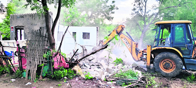 అశోక్నగర్లో నివాసాల కూల్చివేత3