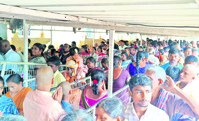కిటకిటలాడిన శ్రీవారి ఆలయం 1