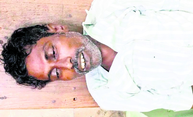 కార్మికుల   వినూత్న నిరసన 1