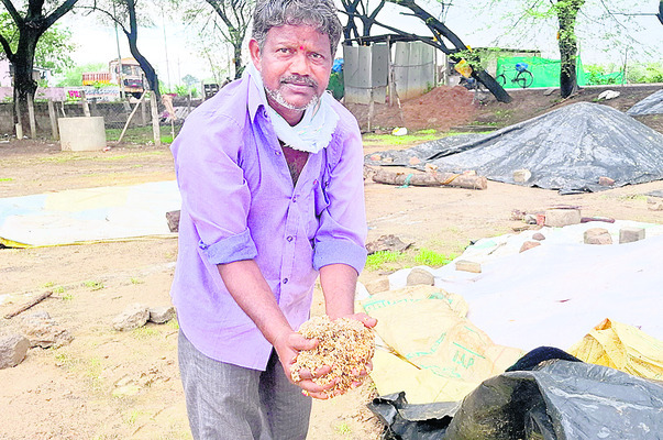 ● జిల్లాలో మూడు రోజులుగా వాన ● కల్లాలు, కొనుగోలు కేంద్ర1