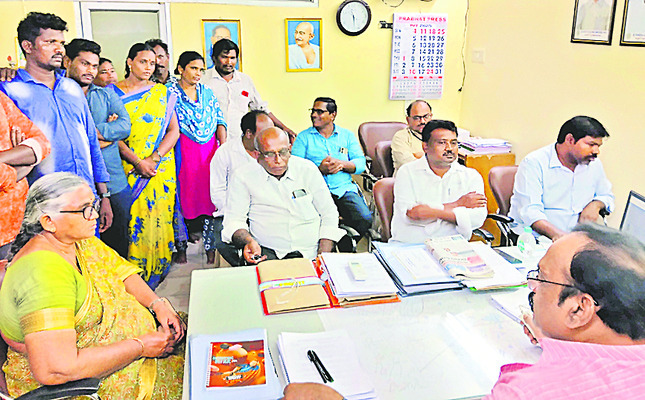 దిగొచ్చిన అధికారులు 1