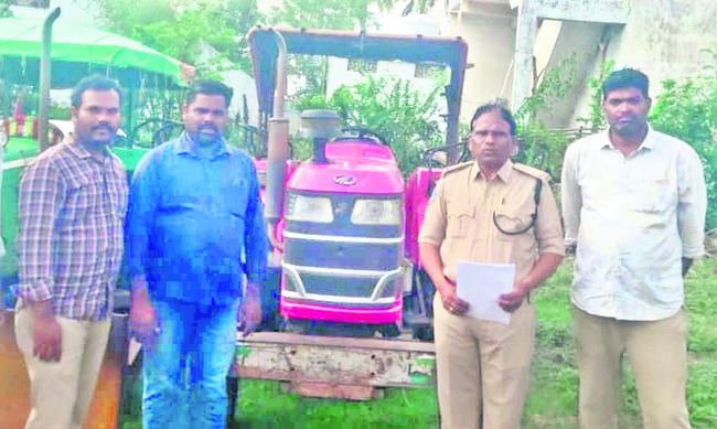 విద్యుత్ స్తంభాన్ని ఢీకొన్న టిప్పర్
1