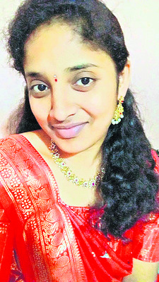 కారు ఢీకొని దివీస్‌ ఉద్యోగిని దుర్మరణం 1