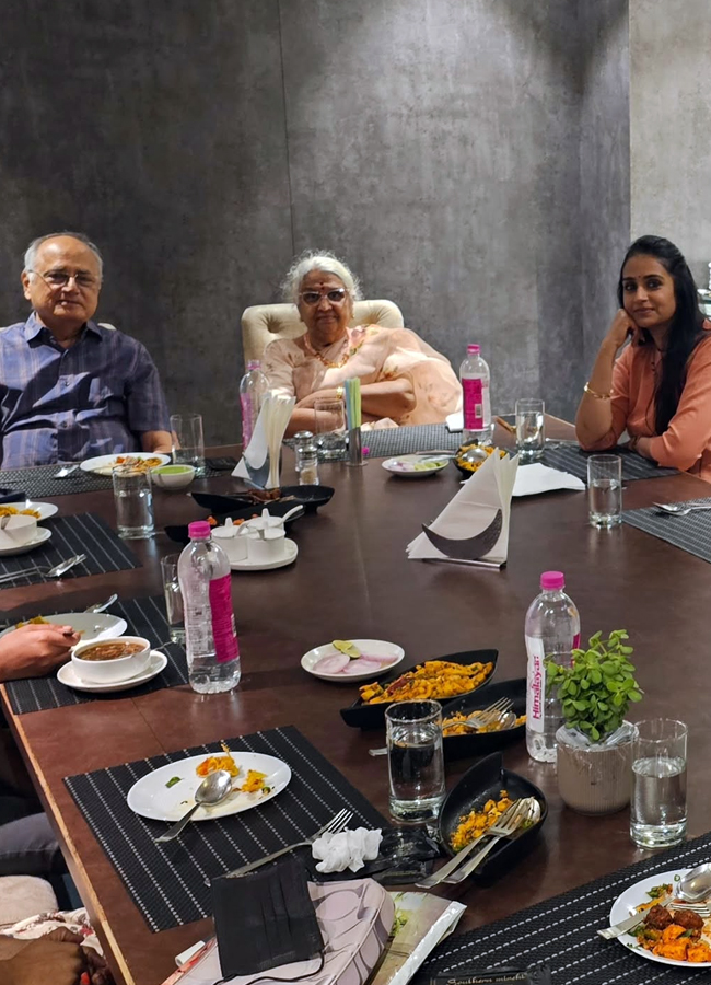 Actress Laya celebrates her mother's birthday Photos12