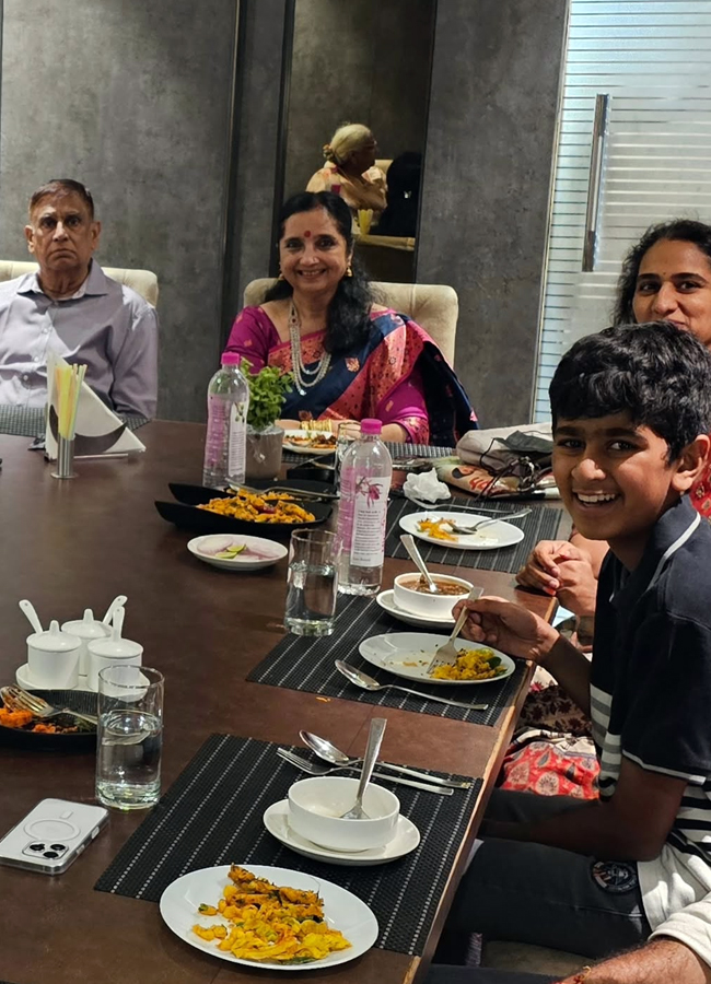 Actress Laya celebrates her mother's birthday Photos13