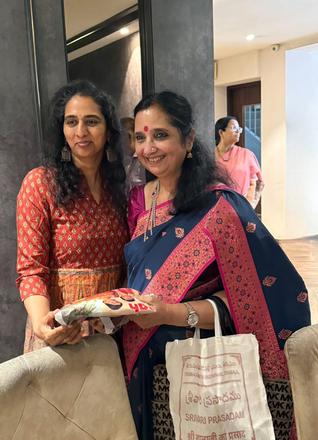 Actress Laya celebrates her mother's birthday Photos15