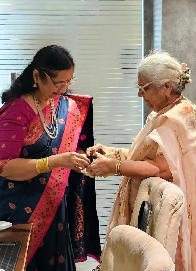 Actress Laya celebrates her mother's birthday Photos16
