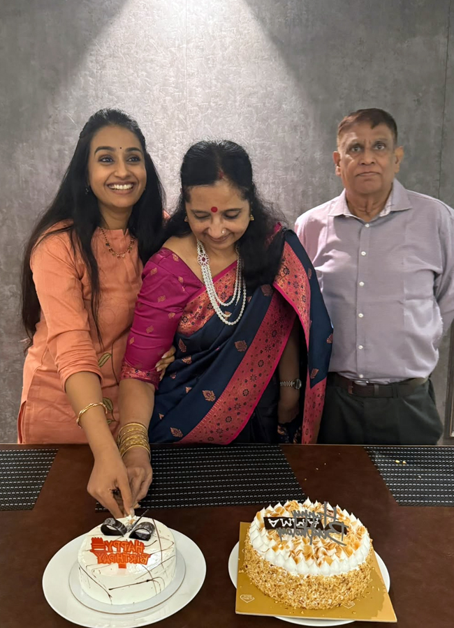 Actress Laya celebrates her mother's birthday Photos4