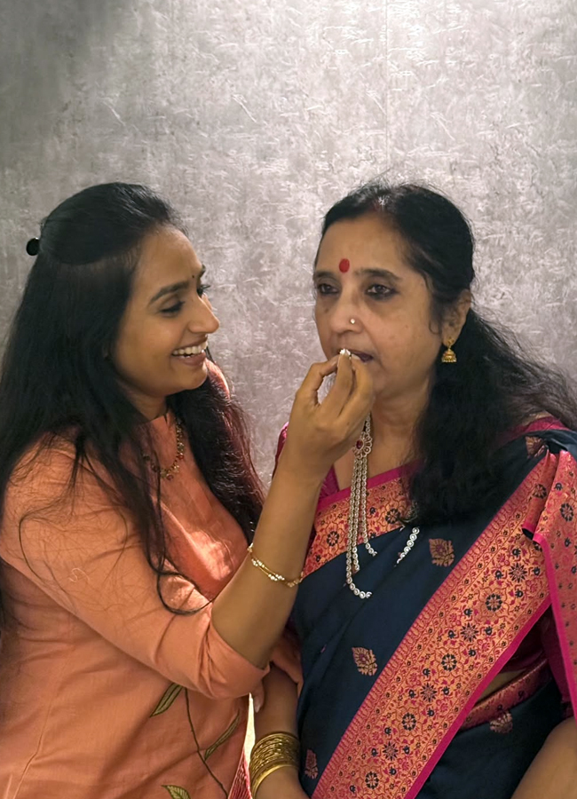 Actress Laya celebrates her mother's birthday Photos6