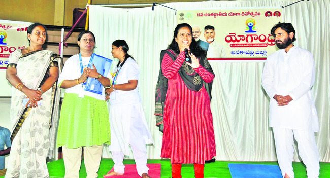 యోగాంధ్రను విజయవంతం చేయాలి 1