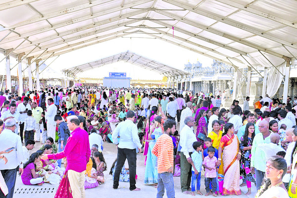 యాదగిరిగుట్ట ఆలయంలో భక్తుల రద్దీ1